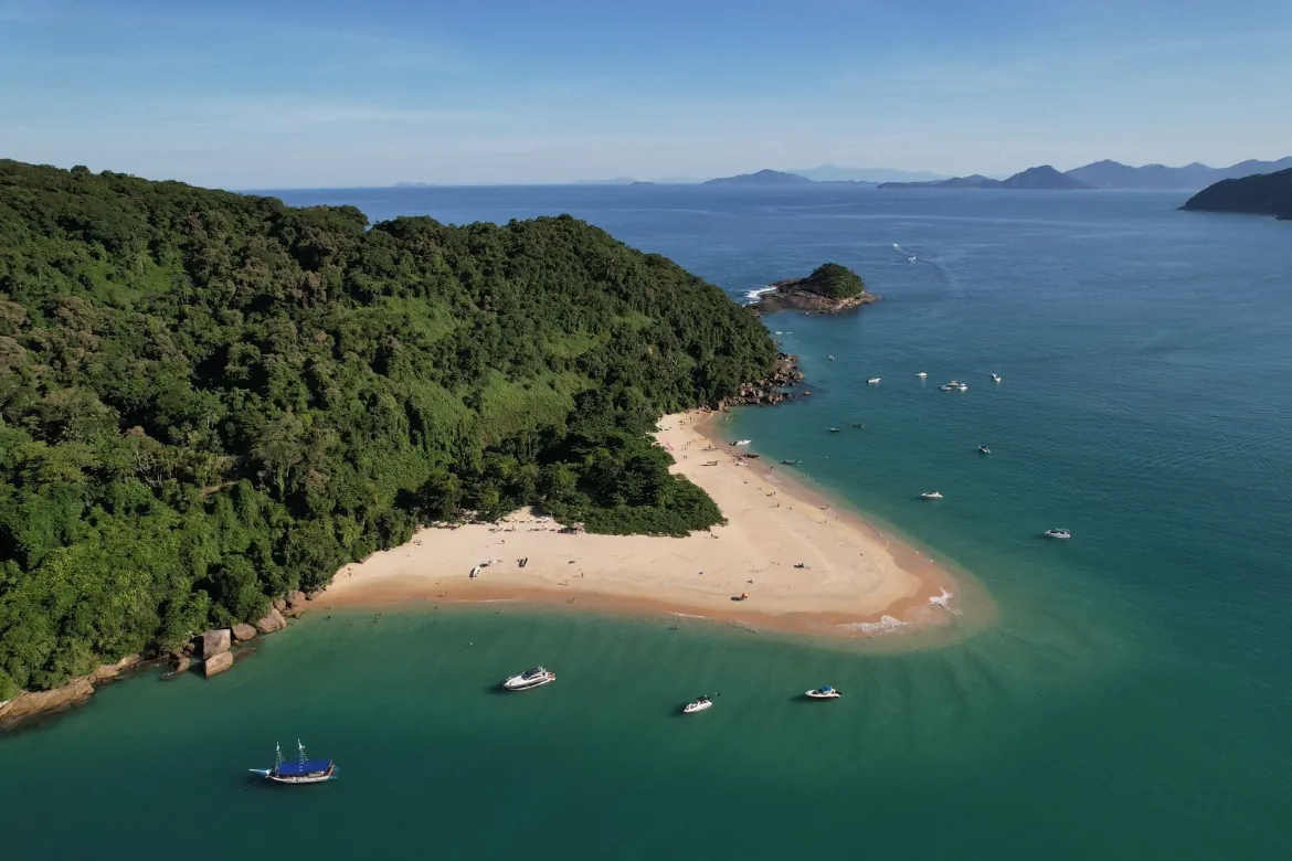 Vista aérea de ponta de areia com barcos ancorados
